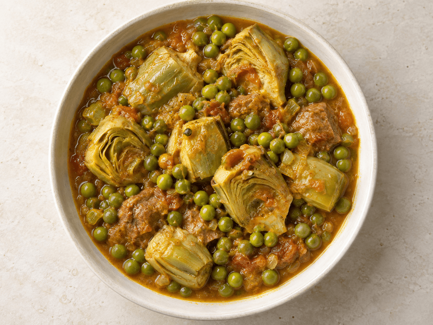 Tajine d'artichauts et de petits pois — Illustration culinaire générée par IA