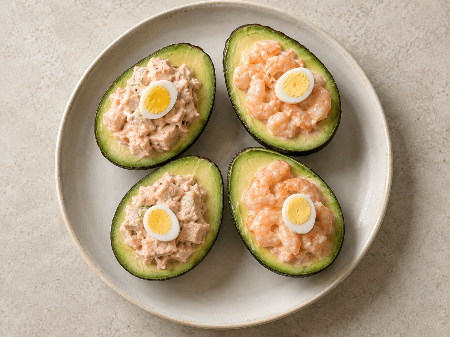 Avocat à la dinde et avocat aux crevettes — Illustration culinaire générée par IA