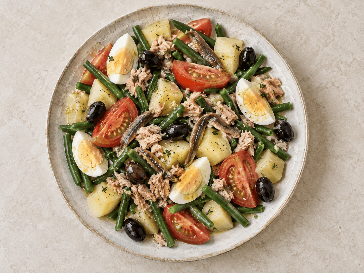 Salade niçoise — Illustration culinaire générée par IA