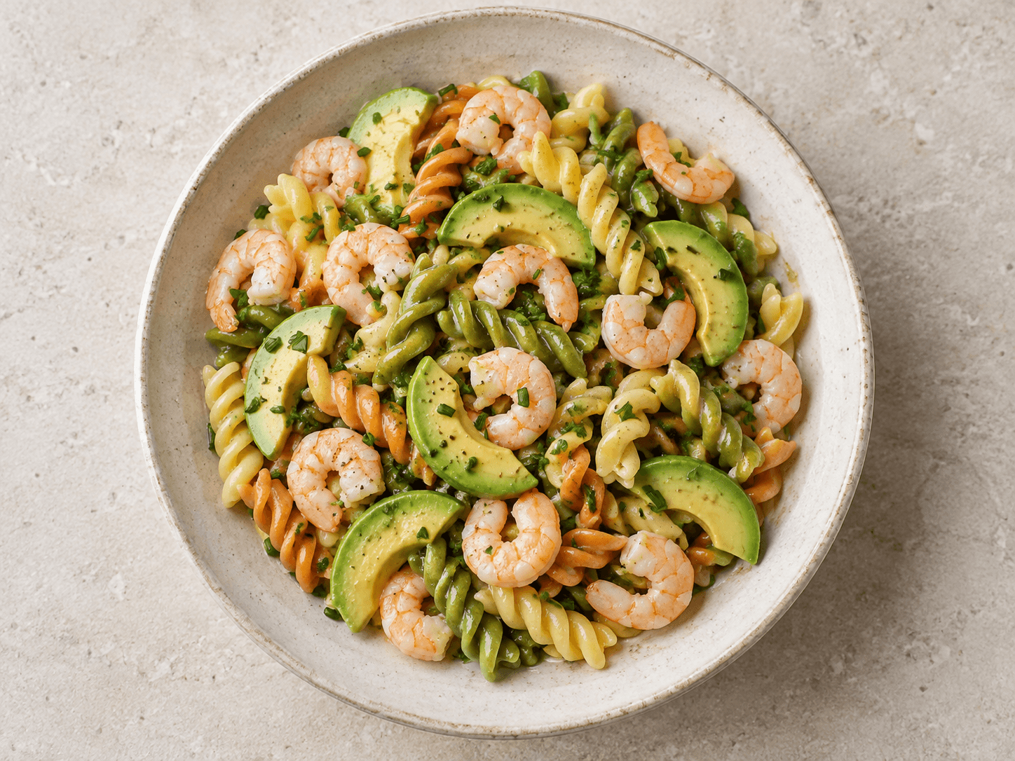 Salade de pâtes aux crevettes et à l’avocat — Illustration culinaire générée par IA