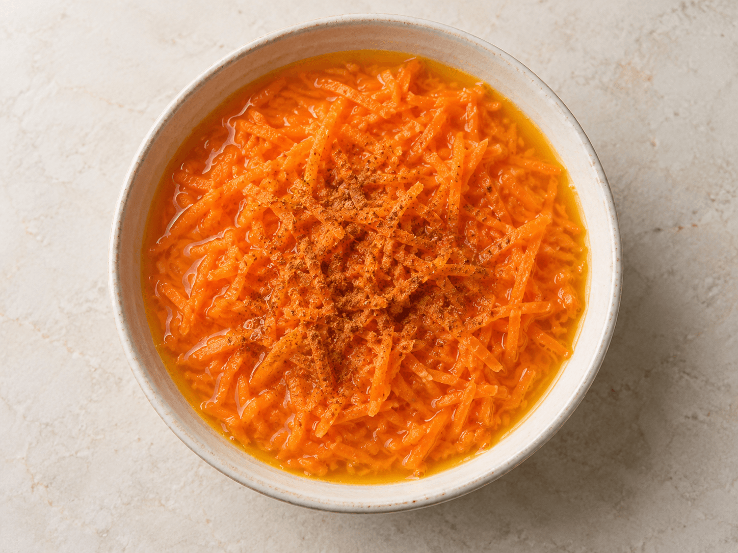 Salade de carottes au jus d’orange — Illustration culinaire générée par IA
