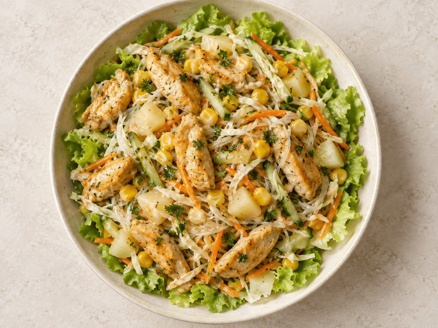 Salade aux lamelles de poulet — Illustration culinaire générée par IA