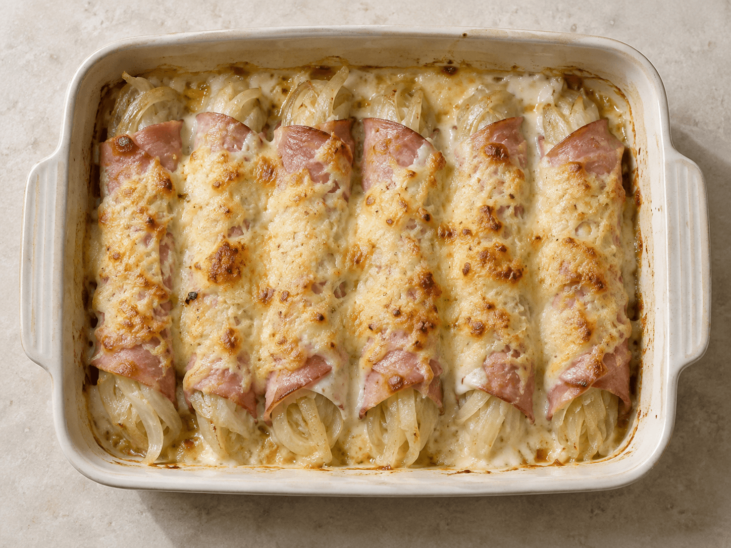 Gratin de roulés de jambon au fenouil — Illustration culinaire générée par IA