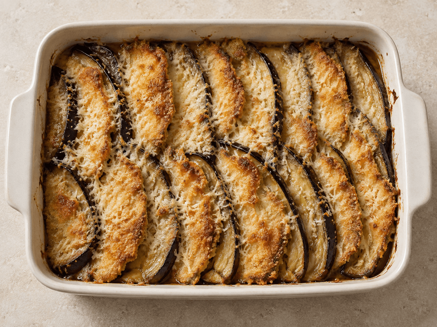 Gratin aux aubergines et aux escalopes de dinde — Illustration culinaire générée par IA