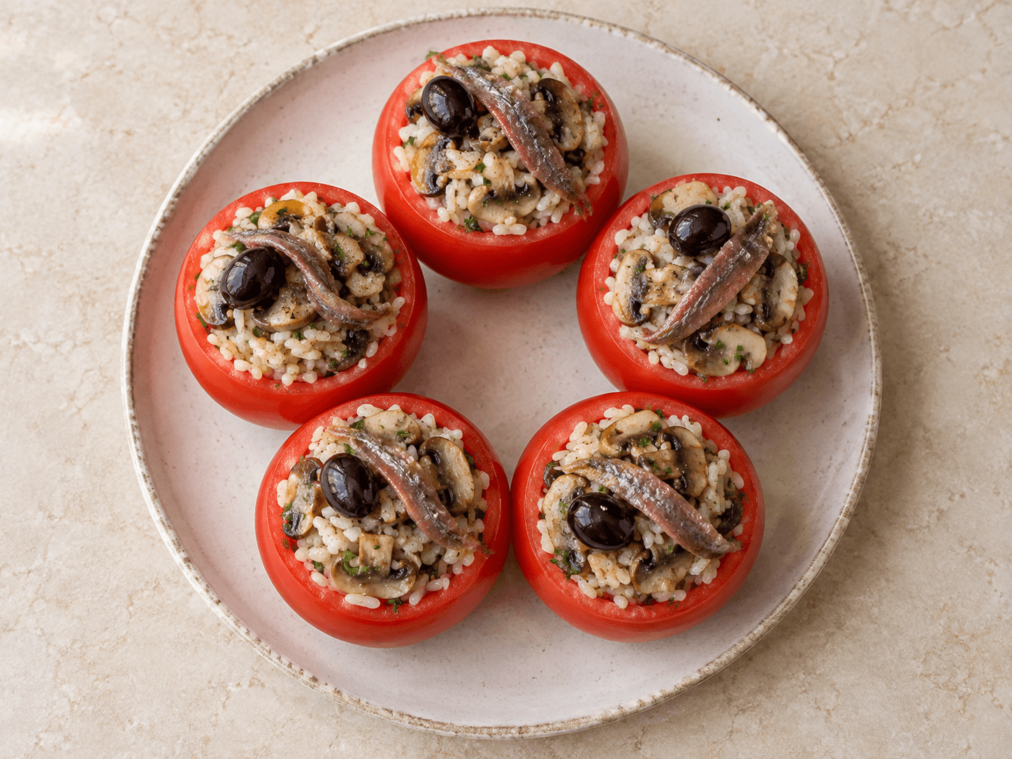 Salade de tomates au riz et aux champignons — Illustration culinaire générée par IA