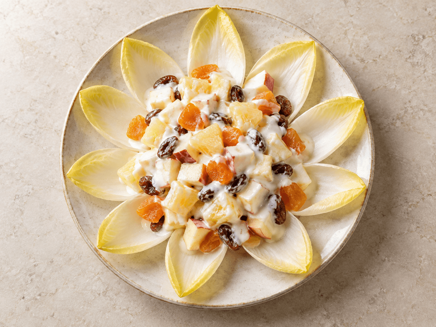 Salade d’endives à la sauce blanche — Illustration culinaire générée par IA