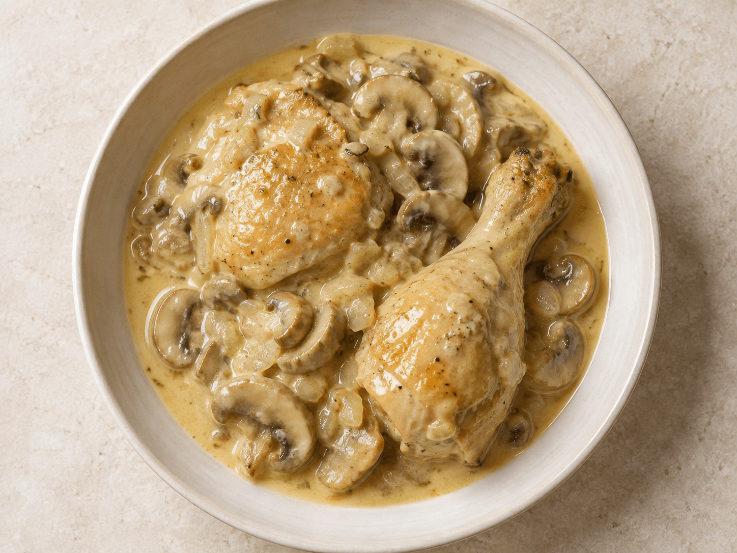 Poulet à la sauce blanche et aux champignons — Illustration culinaire générée par IA