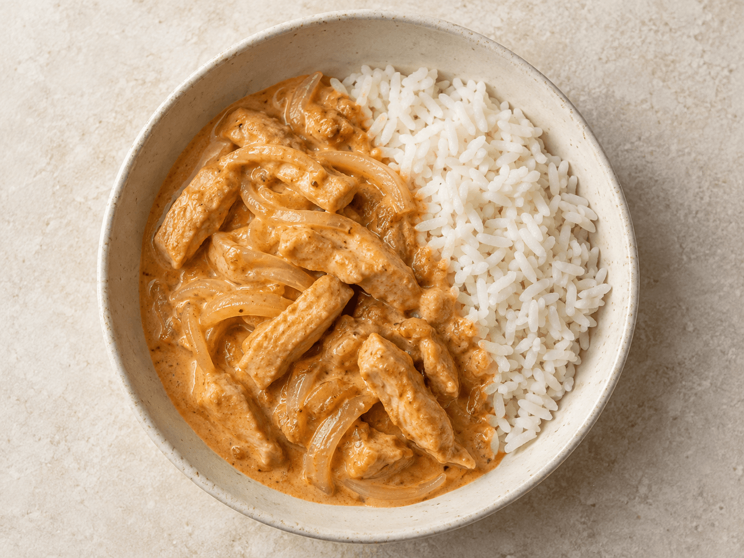 Lamelles de poulet en sauce — Illustration culinaire générée par IA