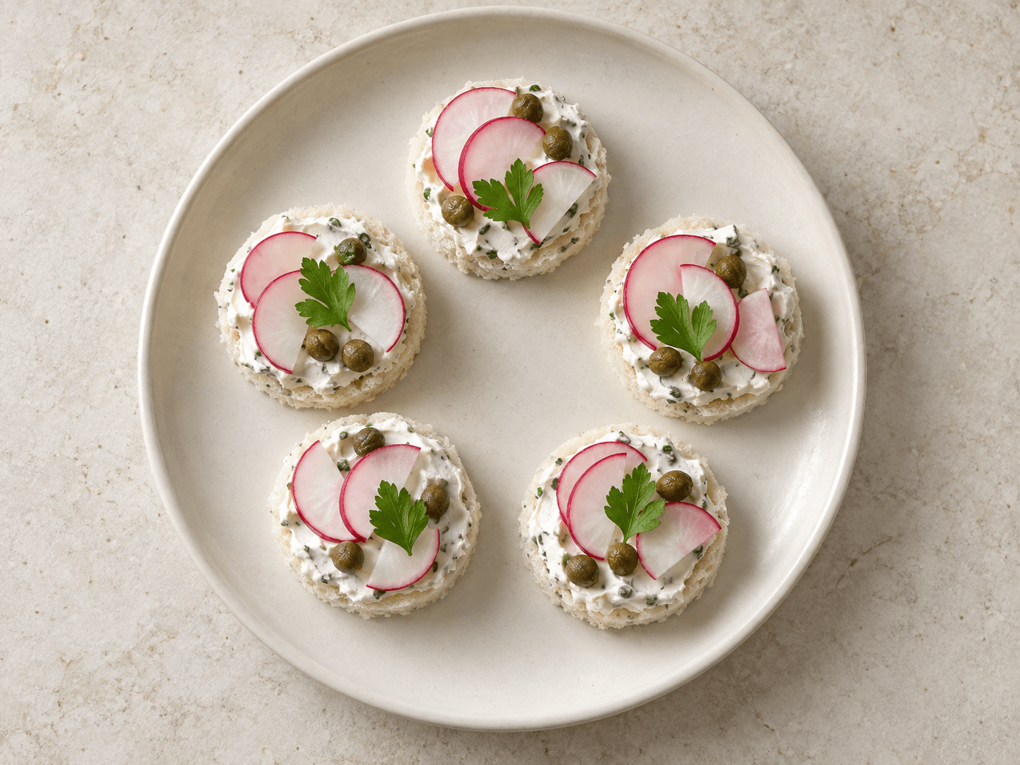 Canapés aux radis et aux câpres — Illustration culinaire générée par IA
